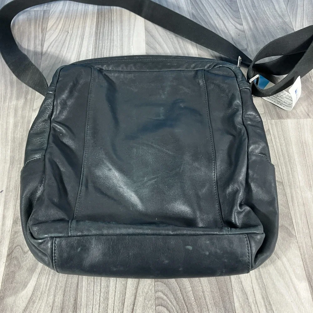 TUMI 60101D Black Leather Unisex Crossbody Messenger Bag‎
